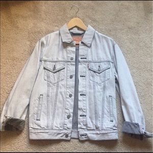 Levis Jean Jacket. Light Blue w/ Silver